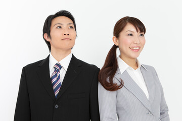 スーツ姿のビジネスウーマンとビジネスマン