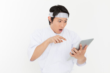 タブレットPCを操作する板前