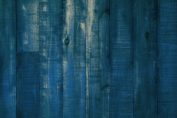 青く塗られた古い板壁