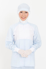 防護服姿の女性のポートレート