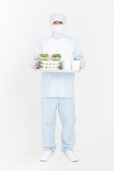 食品を持った防護服姿の男性