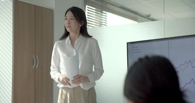 프리젠테이션 하는 여성 리더