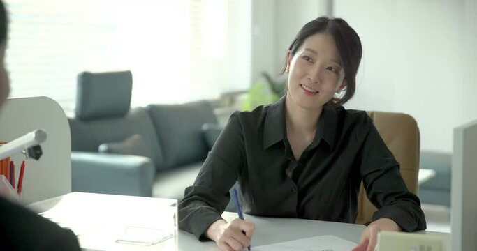 은행 직원에게 안내를 받고있는 손님