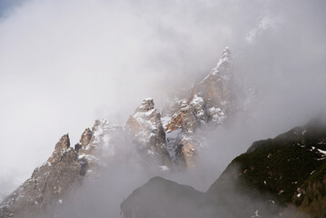 le splendide montagne delle dolomiti immerse in un manto di nuvole, la bellezza delle dolomiti in primavera
