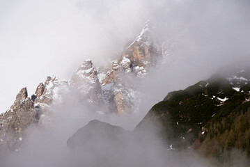 le splendide montagne delle dolomiti immerse in un manto di nuvole, la bellezza delle dolomiti in primavera
