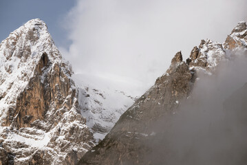 vista panoramica delle montagne contro il cielo, bellissime dolomiti in primavera, tre cime di lavaredo
