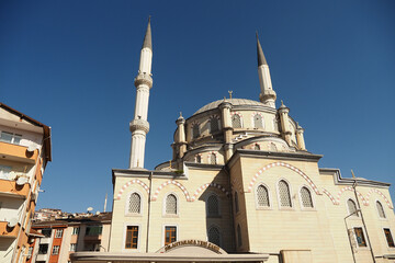Fototapeta na wymiar a beautiful mosque against blue sky 