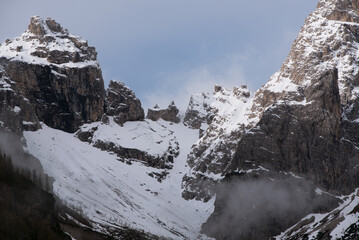 vista panoramica delle montagne contro il cielo, bellissime dolomiti in primavera, tre cime di lavaredo
