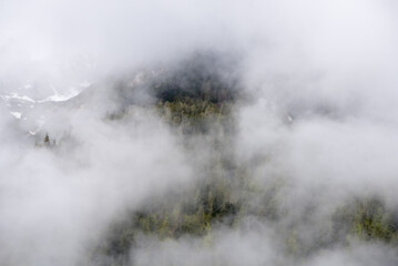 le splendide montagne delle dolomiti immerse in un manto di nuvole, la bellezza delle dolomiti in primavera
