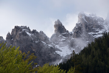 vista panoramica delle montagne contro il cielo, bellissime dolomiti in primavera, tre cime di lavaredo
