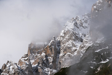 le splendide montagne delle dolomiti immerse in un manto di nuvole, la bellezza delle dolomiti in primavera
