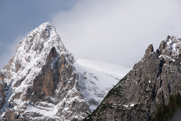vista panoramica delle montagne contro il cielo, bellissime dolomiti in primavera, tre cime di lavaredo
