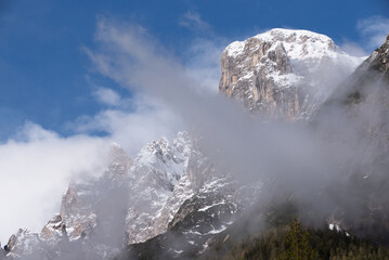 vista panoramica delle montagne contro il cielo, bellissime dolomiti in primavera, tre cime di lavaredo

