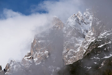 vista panoramica delle montagne contro il cielo, bellissime dolomiti in primavera, tre cime di lavaredo
