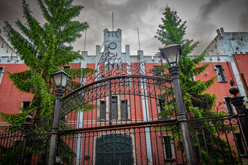 Las calles de Oviedo, Espa&ntilde;a, se llenan de las estatuas que celebran gente y momentos importantes en historia