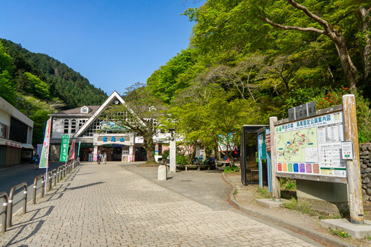 高尾山・新緑の清滝駅前