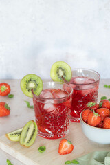2 glasses of iced tea with fresh fruit