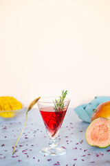 A glass of ice-tea with fresh fruit