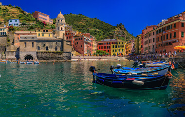 Fototapeta premium Mediterranean Sea with colorful boats and houses in Vernazza, Cinque Terre Italy