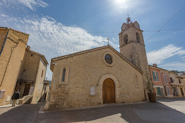 Fototapeta premium L'église Notre-Dame-des-Ormeaux est située à Gréoux-les-Bains dans le département français des Alpes-de-Haute-Provence
