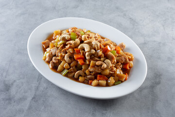 A view of a plate of cashew chicken.