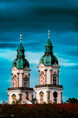 Fototapeta na wymiar Dramatische Atmosphäre: Die eindrucksvollen Türme und Glocken von Sankt Florian