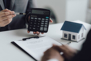 real estate agent Delivering sample homes to customers, mortgage loan contracts. Make a contract for hire purchase and sale of a house. and home insurance contracts, home mortgage loan concepts