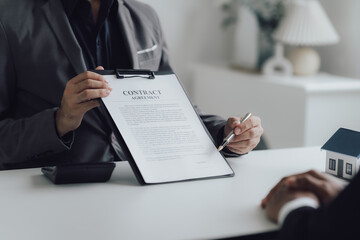 real estate agent Delivering sample homes to customers, mortgage loan contracts. Make a contract for hire purchase and sale of a house. and home insurance contracts, home mortgage loan concepts