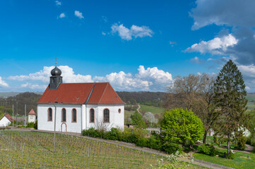 Obraz premium St Dionysius Kapelle in Gleiszellen-Gleishorbach, im Hintergrund die Oberrheinischen Tiefebene. Region Pfalz im Bundesland Rheinland-Pfalz in Deutschland