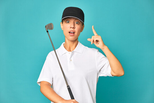 A young caucasian golfer woman having an idea, inspiration concept.