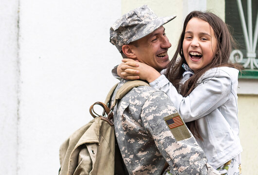 American soldier coming back home to his family