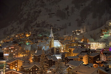 Zermatt bei Nacht im Winter