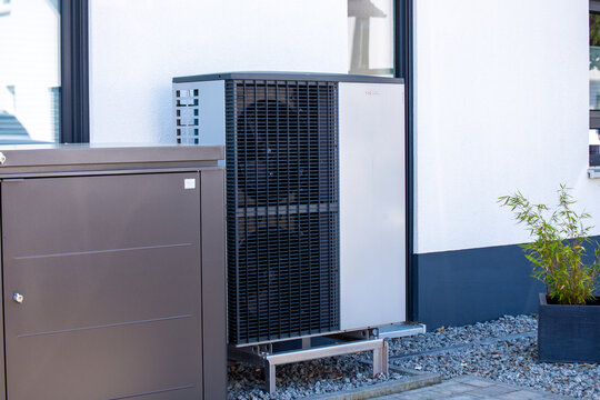 Luft- und Wasserw&auml;rmepumpe Vitocal 200 vom Hersteller Viessmann an einem Wohnhaus