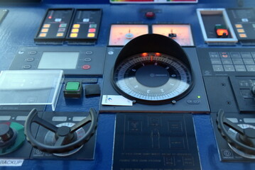 Moderne Steuerung auf der Brücke eines Kreuzfahrtschiffes