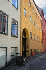 Vélos posés contre le mur d'une maison dans une rue de Copenhague