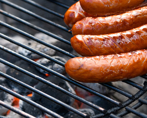 Kiełbaski leżące na ruszcie rozpalonego grilla  © Paweł Kacperek