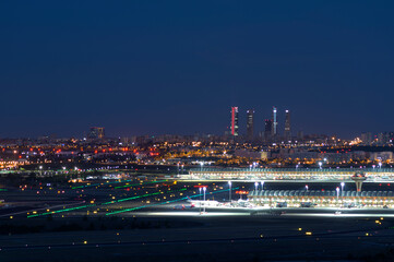 skyline de madrid con el aeropuerto aviones de noche 