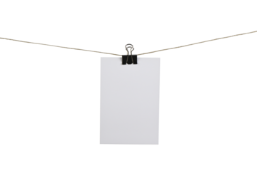 Tarjeta blanca colgando de una cuerda sujetada por una pinza de metal negro