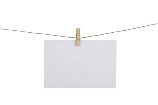 Tarjeta blanca colgando de una cuerda sujetada por una pinza de madera marrón