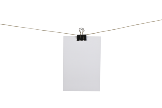 Tarjeta blanca colgando de una cuerda sujetada por una pinza de metal negro