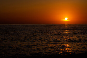 atardecer con con en el mar