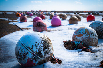 浮き球、ブイが美しい雪の北海道