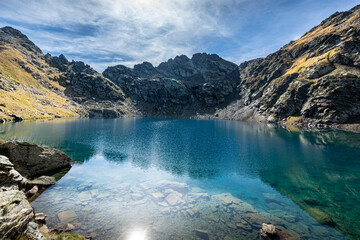 Magnifique vue sur l'&eacute;tang de la Gardelle, dans le brouillard, dans les Pyr&eacute;n&eacute;es ari&eacute;goise - France