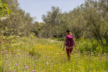 Wanderin unterwegs auf dem Korfu-Trail