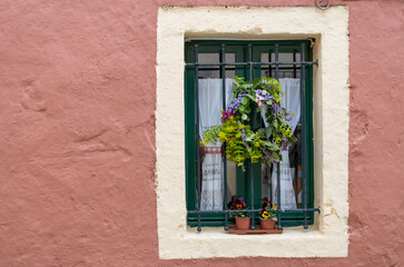 Fototapeta na wymiar Blumen am Fenster