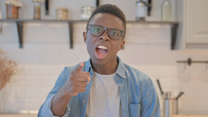 Obraz premium Portrait of Angry Young African Man Arguing and Fighting
