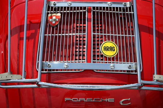 ARAG Rechtsschutz Plakette auf dem Porsche 356 C Cabriolet in Rot der F&uuml;nfzigerjahre und Sechzigerjahre am 14.05.2023 beim Oldtimertreffen im Lenkwerk in Bielefeld in Ostwestfalen-Lippe