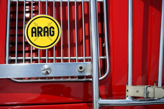 ARAG Rechtsschutz Plakette auf dem Porsche 356 C Cabriolet in Rot der F&uuml;nfzigerjahre und Sechzigerjahre am 14.05.2023 beim Oldtimertreffen im Lenkwerk in Bielefeld in Ostwestfalen-Lippe