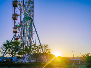 夕日と観覧車