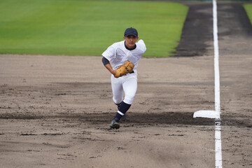 バントシフトでダッシュする一塁手（高校野球）